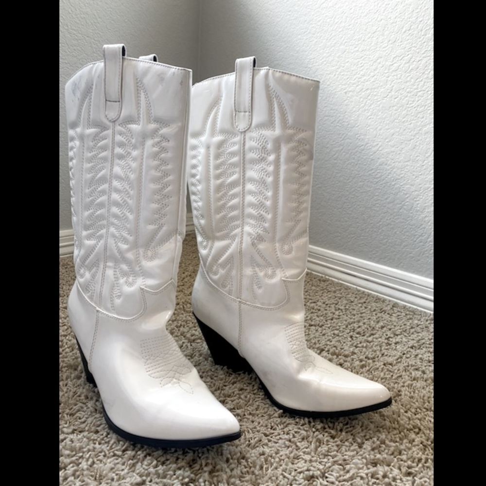 White Cowgirl Boots, shinty faux-leather w/ heal.